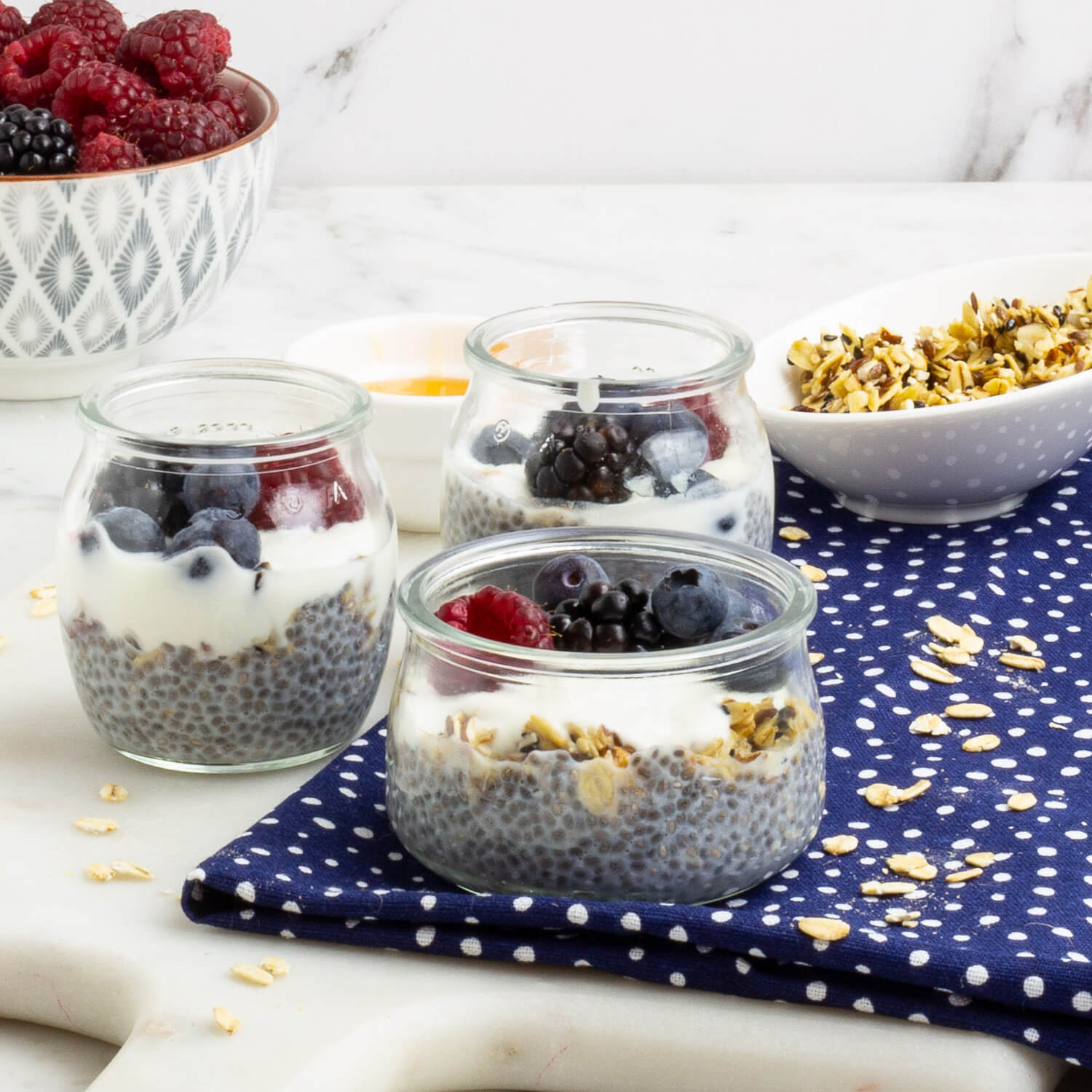 Rezept: Chia-Pudding mit Joghurt, Müsli-Granola &amp; Beeren